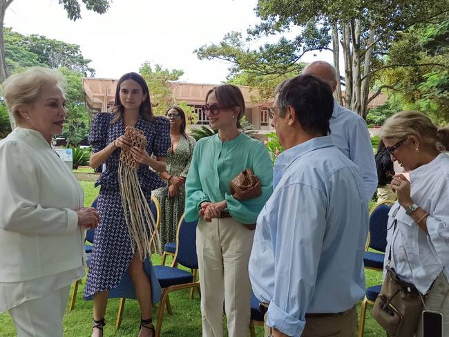 Vera De Tcherassi y Silvia Tcherassi en la siembra de macondos en Barranquilla./Caracol Radio