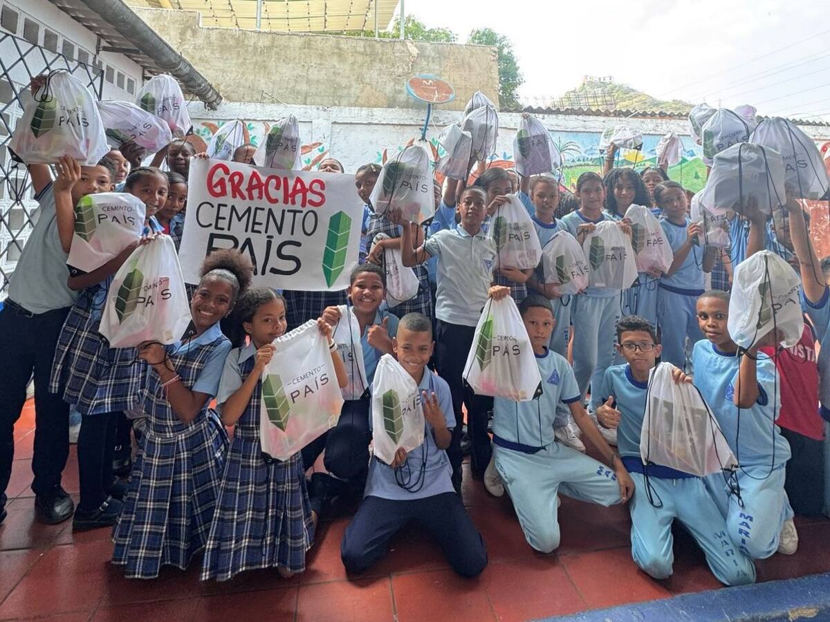 Cemento País entregó kits escolares a hijos de trabajadores informales del mercado de Bazurto