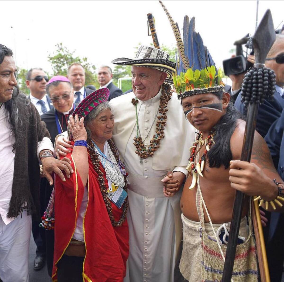 En Villavicencio le regalaron al papa un sombrero vueltiao y un collar de semillas