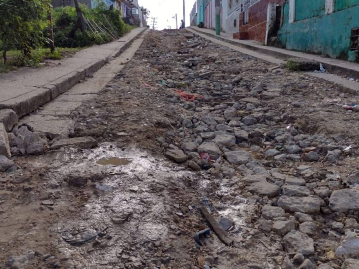En Cartagena 5 barrios reclaman pavimentación de una vía