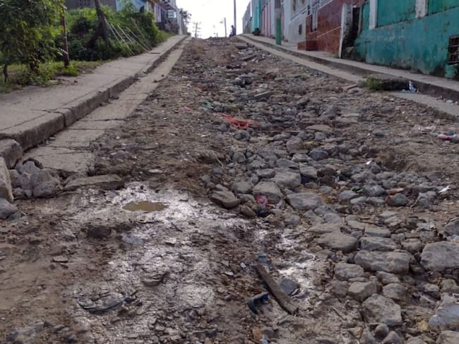 En Cartagena 5 barrios reclaman pavimentación de una vía