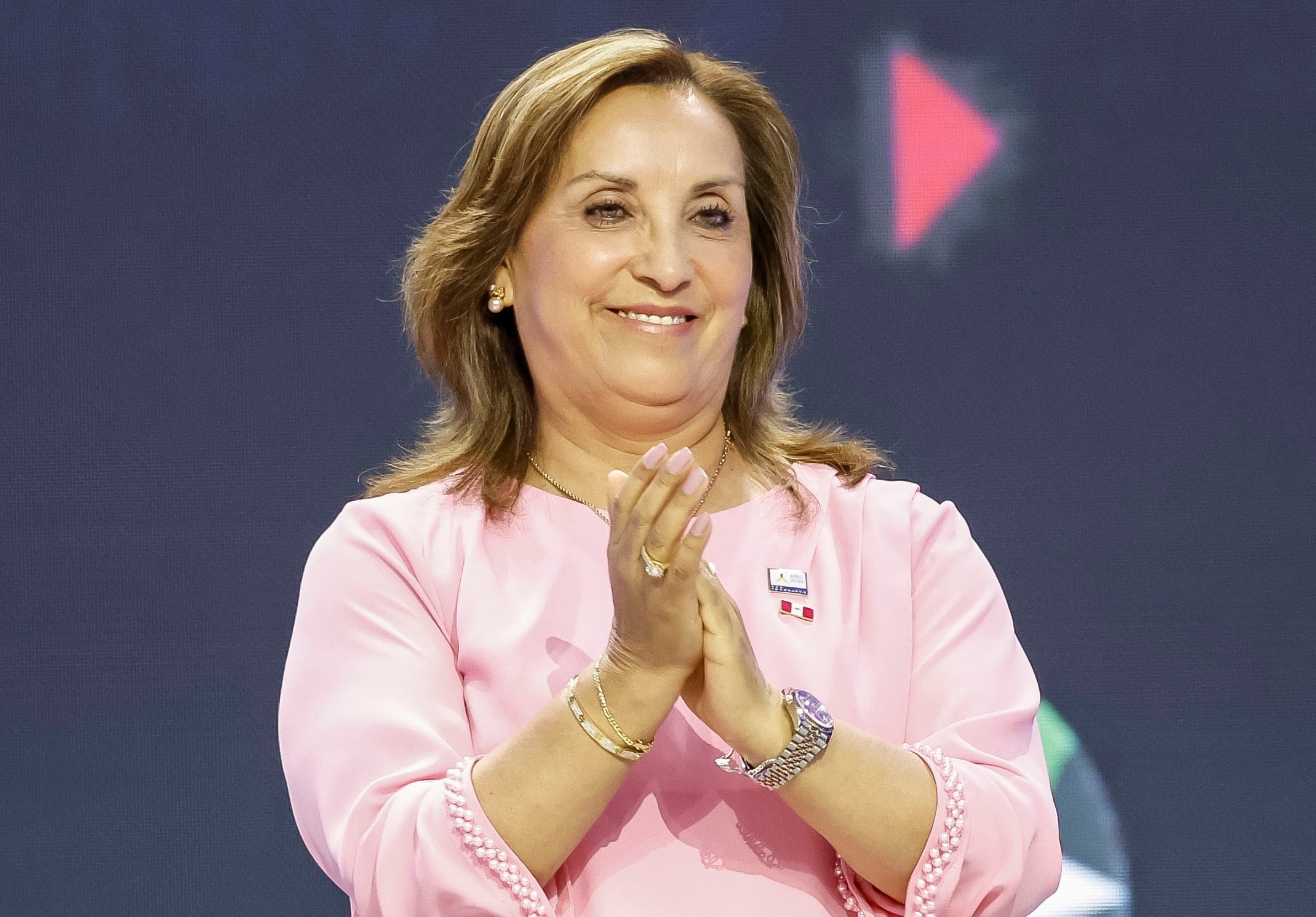 EA5108. SAN FRANCISCO (ESTADOS UNIDOS), 25/03/2024.- Fotografía de archivo fechada el 16 de noviembre de 2023 de la presidenta de Perú, Dina Boluarte, durante un evento en la Cumbre de CEO de APEC durante la conferencia anual de Cooperación Económica Asia-Pacífico en el Centro de Convenciones Moscone West en San Francisco (Estados Unidos). Las manecillas del reloj corren para la presidenta de Perú, Dina Boluarte, quien debe dar explicaciones sobre varios relojes de lujo que ha lucido en apariciones públicas y no ha declarado, mientras que un grupo de congresistas recolecta firmas para una moción de destitución de la mandataria. EFE/ John G. Mabanglo ARCHIVO