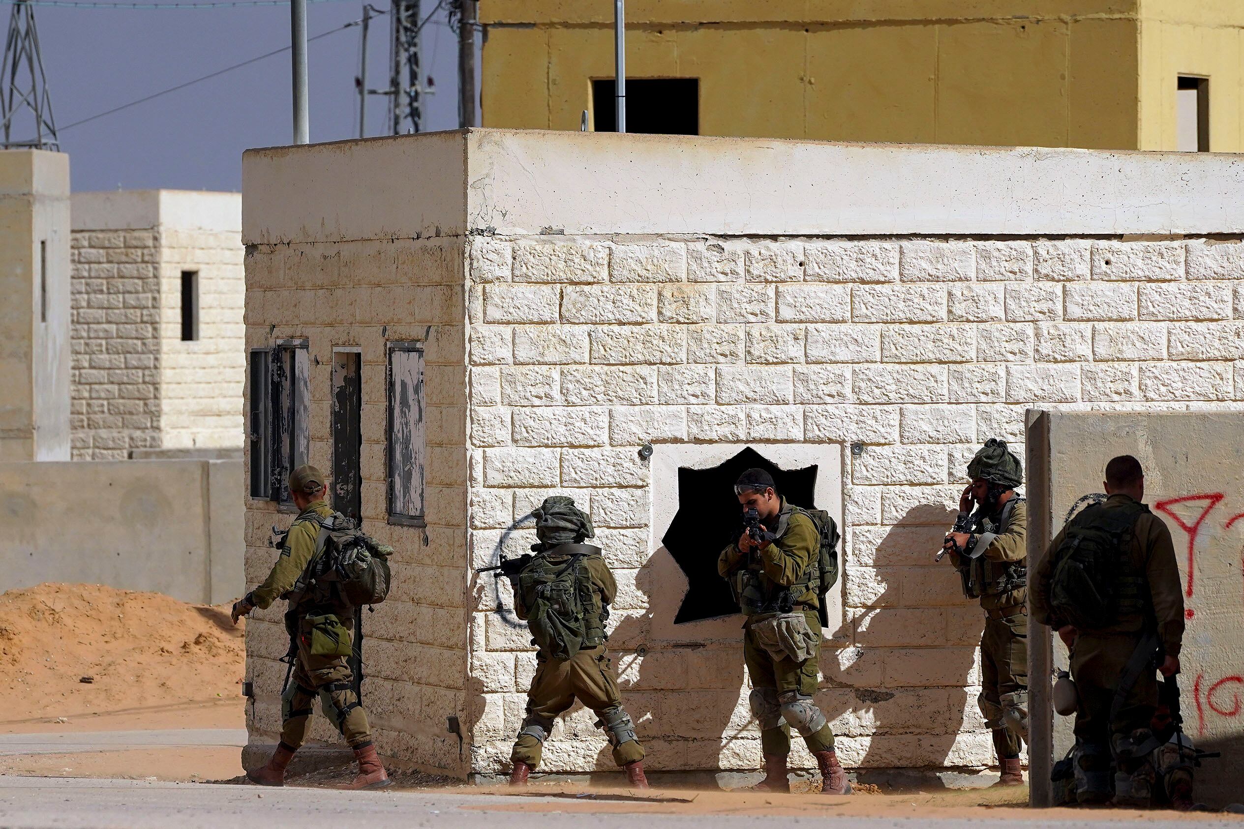 TZEELIM, 28/11/2023.- Aunque la tregua se ha extendido otros dos días, el Ejército israelí sigue entrenando para la ofensiva terrestre dentro de la Franja de Gaza, que ha prometido continuar para cumplir su objetivo de desmantelar a Hamás, y lo hacen en una base militar en Tzeelim, en la imagen, que recrea con exactitud los barrios y calles del enclave palestino. EFE/Sara Gómez Armas