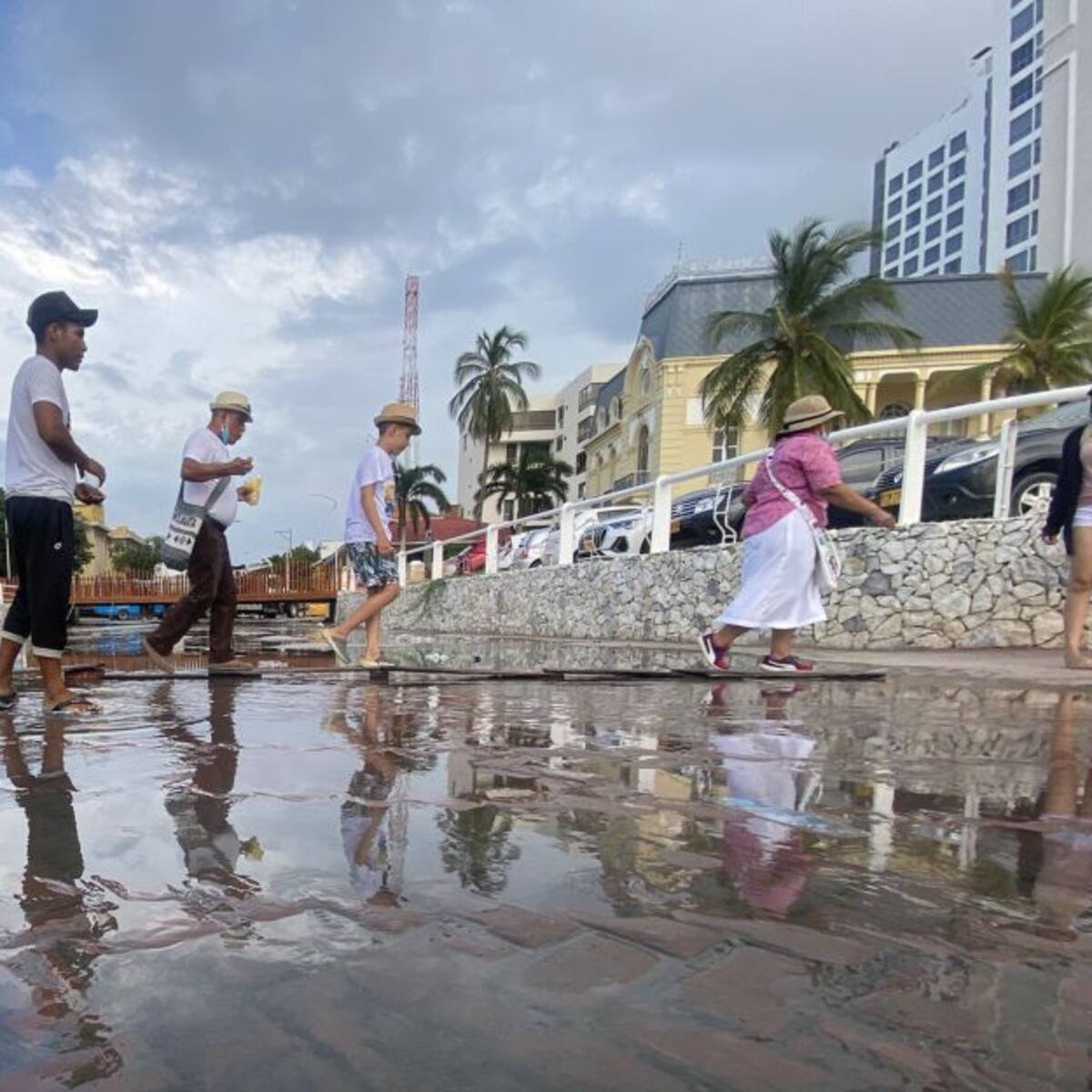 Controlan en Santa Marta el vertimiento de aguas servidas en la bahía