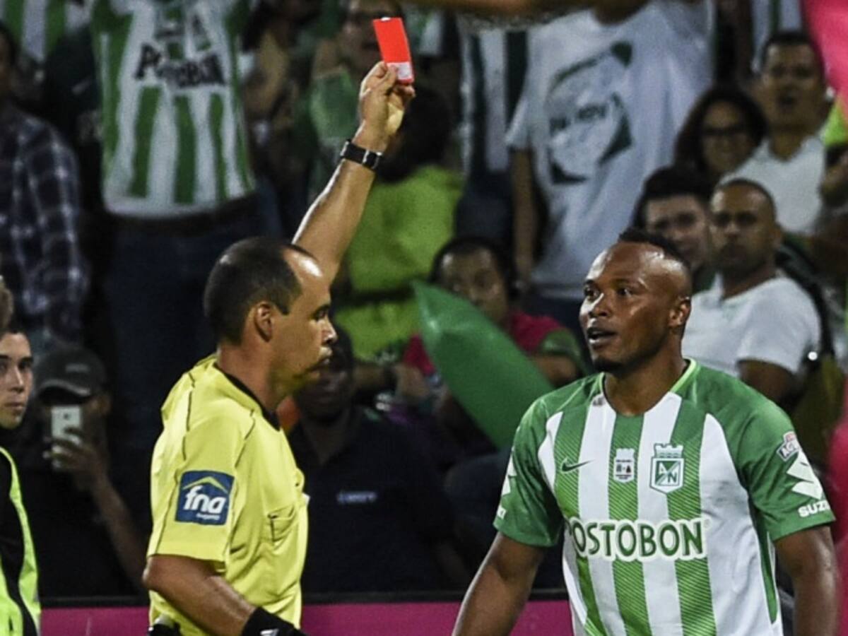 Con insultos y escoltas salió la terna arbitral del Atanasio Girardot