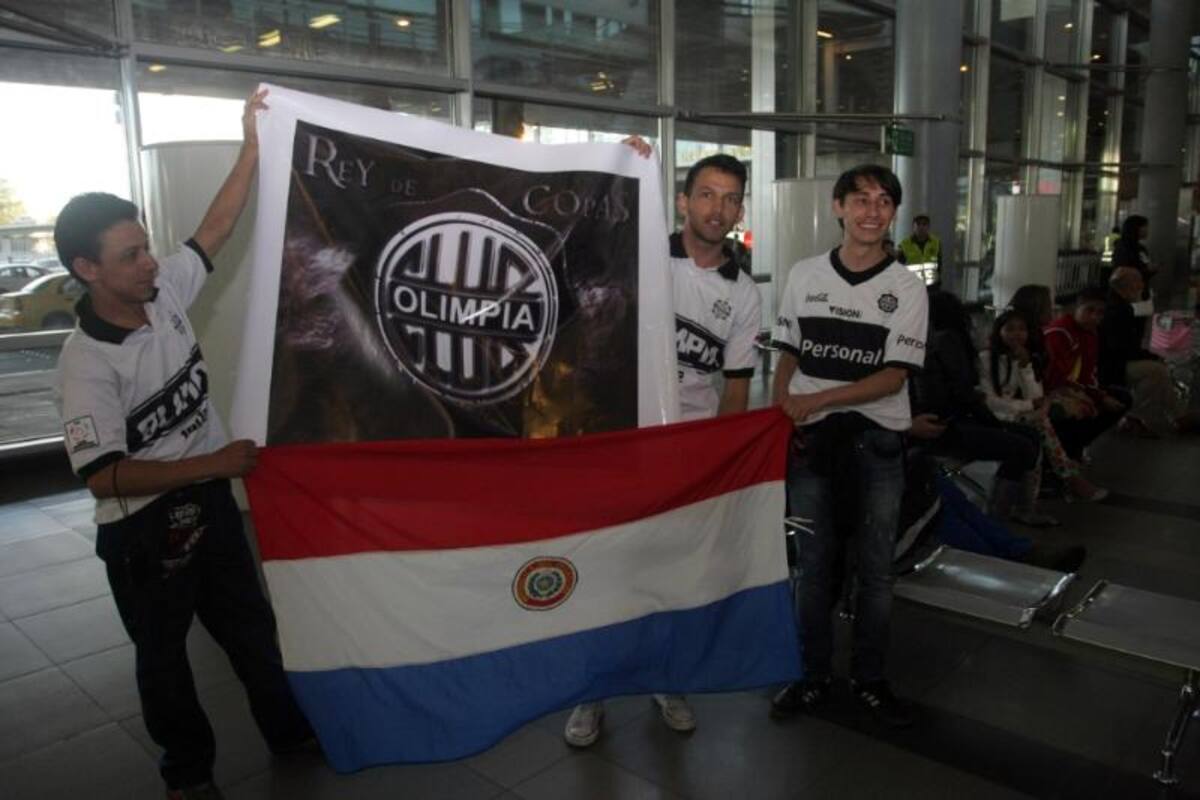 Hinchas del 'Decano del fútbol paraguayo' recibieron a su equipo en el aeropuerto El Dorado.