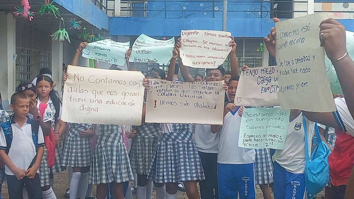 Padres de familia de San Antero cierran colegio Tomás Santos: exigen reparación de infraestructura
