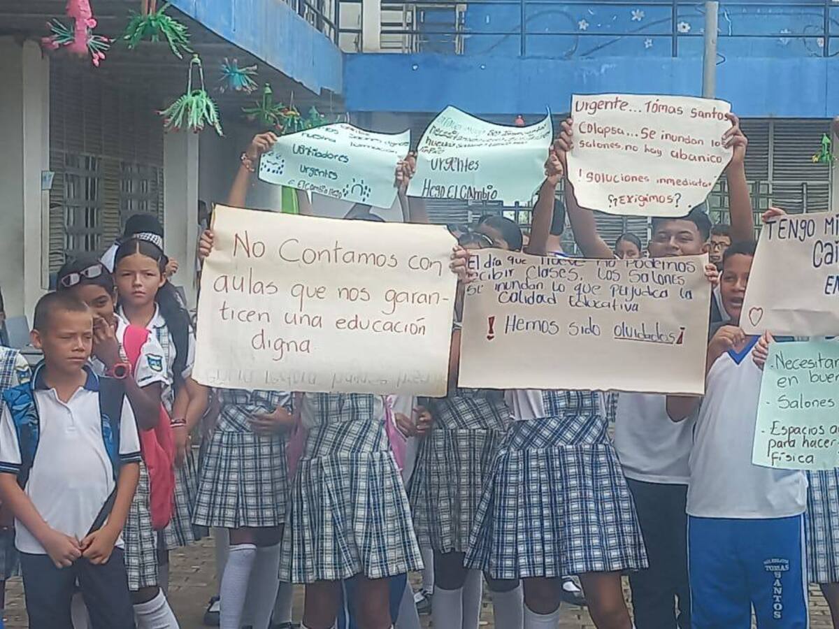 Padres de familia de San Antero cierran colegio Tomás Santos: exigen reparación de infraestructura