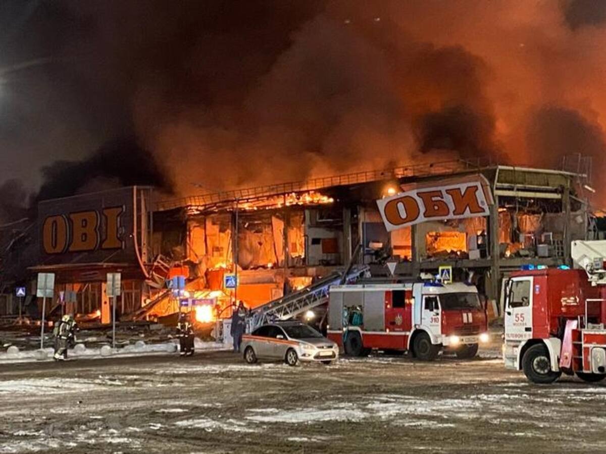 Enorme incendio se presentó al sur de Moscú cerca a su principal aeropuerto
