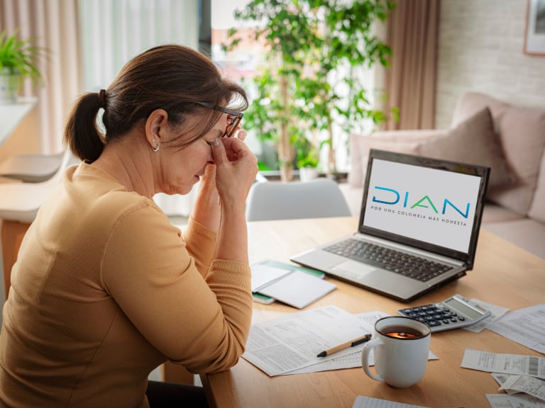 ¿No pudo declarar renta por fallas en plataforma digital de la DIAN? Esto ha dicho la entidad (Getty Images / Logo de la DIAN)