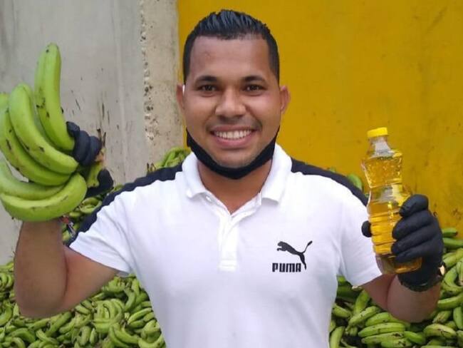 ¡Buena esa!: con esfuerzo entregó guineos verdes a sus vecinos