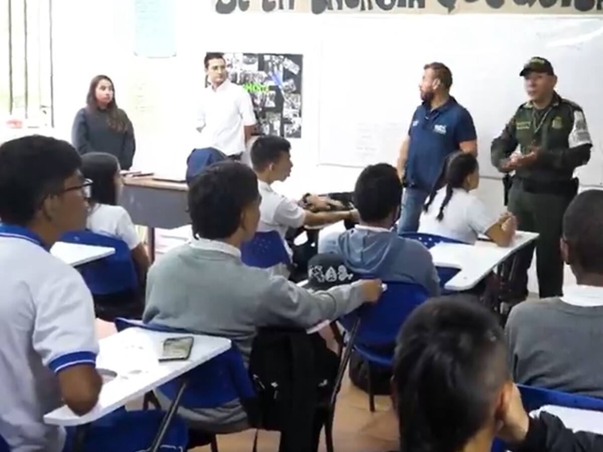 En requisas en colegios en Armenia, autoridades han encontrado hasta machetes