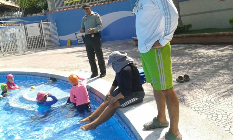 En los establecimientos donde hay piscinas entregan recomendaciones a dueños y visitantes