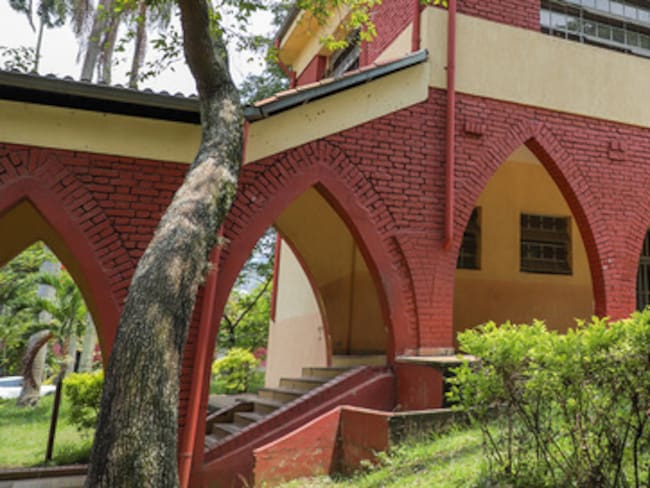 La historia de Santa Librada es, en gran medida, la historia de Cali. Con más de dos siglos formando generaciones de estudiantes, sus muros han sido testigos de profundas transformaciones sociales, políticas y educativas.