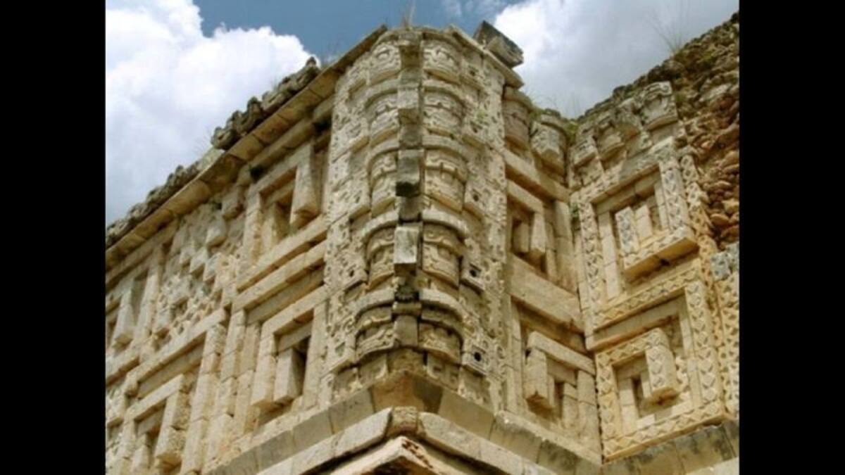 Aquí vemos un templo maya en la ciudad de Uxmal, en Yucatán, México. “Es uno de los sitios arqueológicos más hermosos de mi país”, asegura Sergio Manterola Hernández quien nos regaló estos “hermosos frisos con la petición de la imagen del dios Chack de la lluvia”.