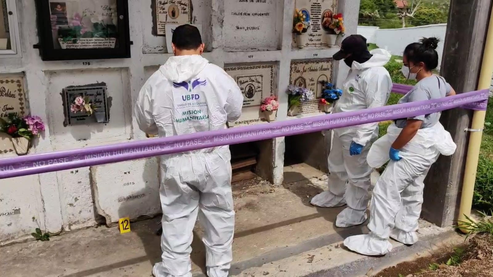 Los expertos forenses analizaron 18 sitios de interés, entre ellos 17 bóvedas y una sepultura. Foto: Unidad de Búsqueda.