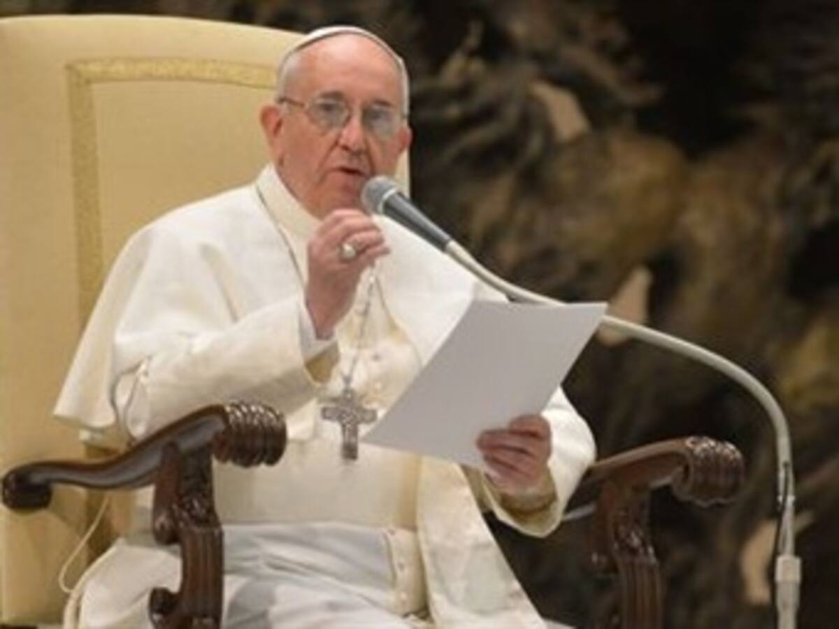 Papa Francisco dice que debe pensar en una conversión del papado