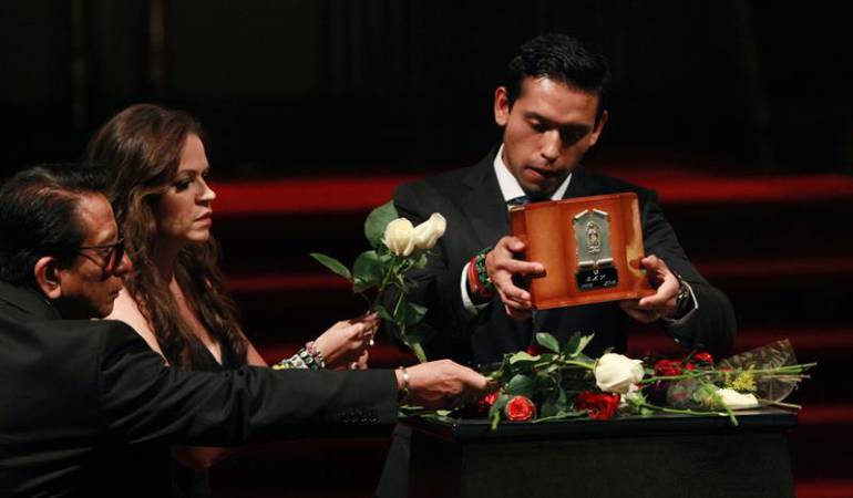 El hijo de Juan Gabriel, Iván Aguilera, su esposa Simona Hakman y el representante Jesús Salas recogen la urna con las cenizas del cantante en el Palacio de Bellas Artes.