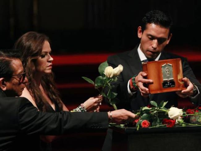 El hijo de Juan Gabriel, Iván Aguilera, su esposa Simona Hakman y el representante Jesús Salas recogen la urna con las cenizas del cantante en el Palacio de Bellas Artes.