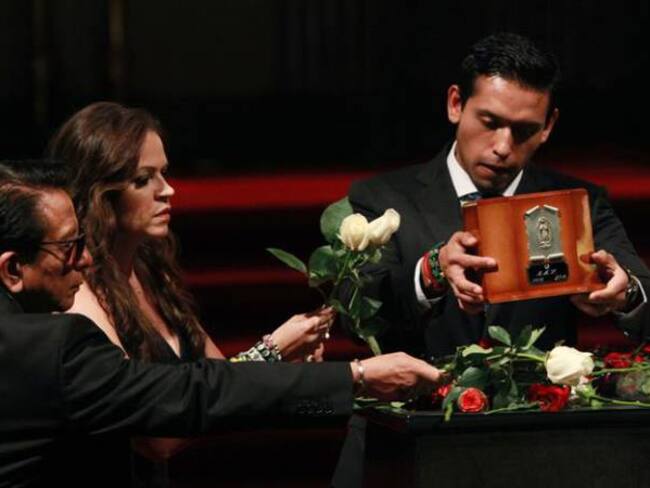 El hijo de Juan Gabriel, Iván Aguilera, su esposa Simona Hakman y el representante Jesús Salas recogen la urna con las cenizas del cantante en el Palacio de Bellas Artes.