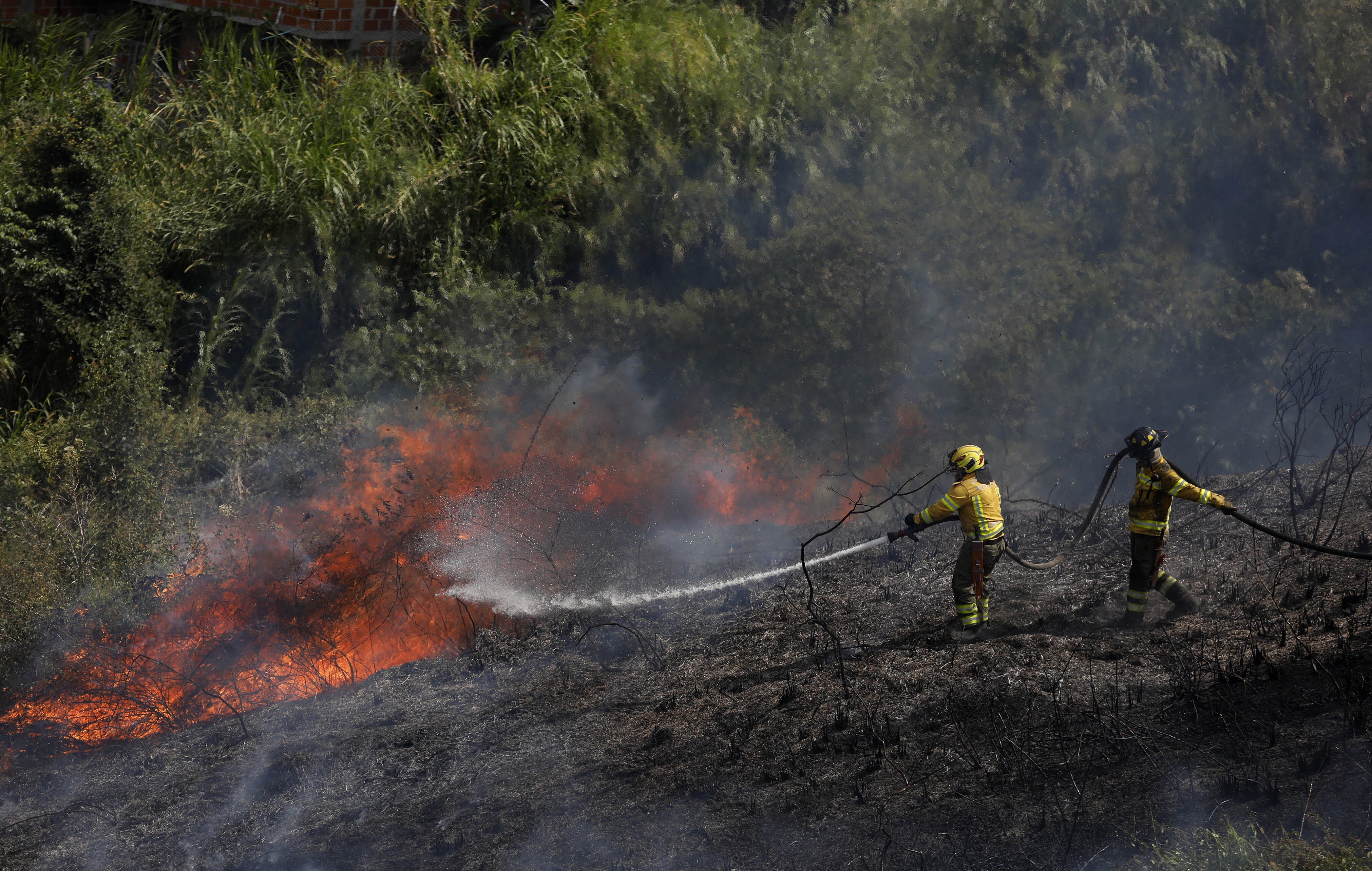 -FOTODELDÍA- AME9874. MEDELLÍN (COLOMBIA), 16/02/2024.- Bomberos combaten un incendio forestal hoy, en Medellín (Colombia). El incendio se desató alrededor del mediodía en el sector La Pradera, ubicado en la Comuna 13. Hasta el momento, las causas del incendio son desconocidas. EFE/Luis Eduardo Noriega A.