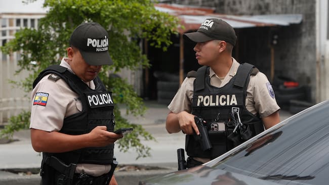 ACOMPAÑA CRÓNICA: ECUADOR ELECCIONES. AME8174. GUAYAQUIL (ECUADOR), 07/02/2025.- Integrantes de la Policía de Ecuador requisan un vehículo este viernes, en un punto de control en Guayaquil (Ecuador). Ecuador, uno de los países con los índices de violencia más altos de Latinoamérica, extremó desde este viernes los operativos de seguridad policiales y militares de cara a las elecciones generales del domingo, que se desarrollarán bajo el "conflicto armado interno" declarado desde hace un año por el presidente Daniel Noboa para combatir al crimen organizado. EFE/ Carlos Durán Araújo