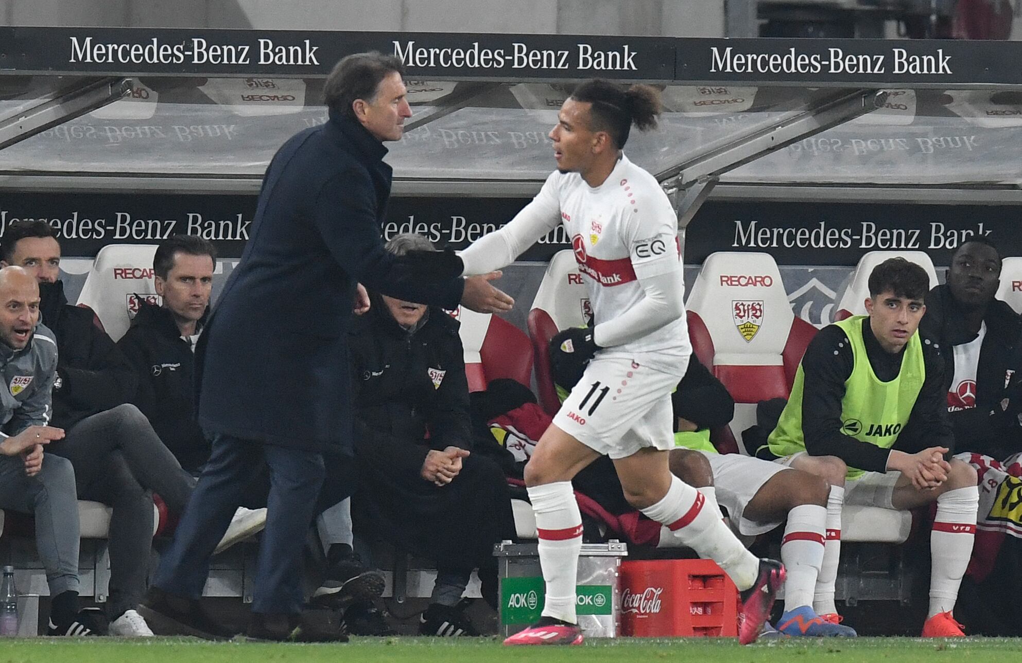 Juan José Perea festeja su primer gol con el Stuttgart con el técnico Bruno Labbadia. (Photo by THOMAS KIENZLE/AFP via Getty Images)