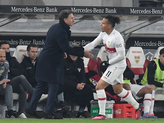 Juan José Perea festeja su primer gol con el Stuttgart con el técnico Bruno Labbadia. (Photo by THOMAS KIENZLE/AFP via Getty Images)