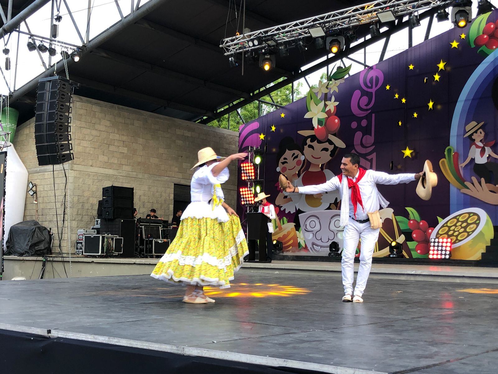 Ocho parejas engalanaron el escenario interpretando este emblemático baile.