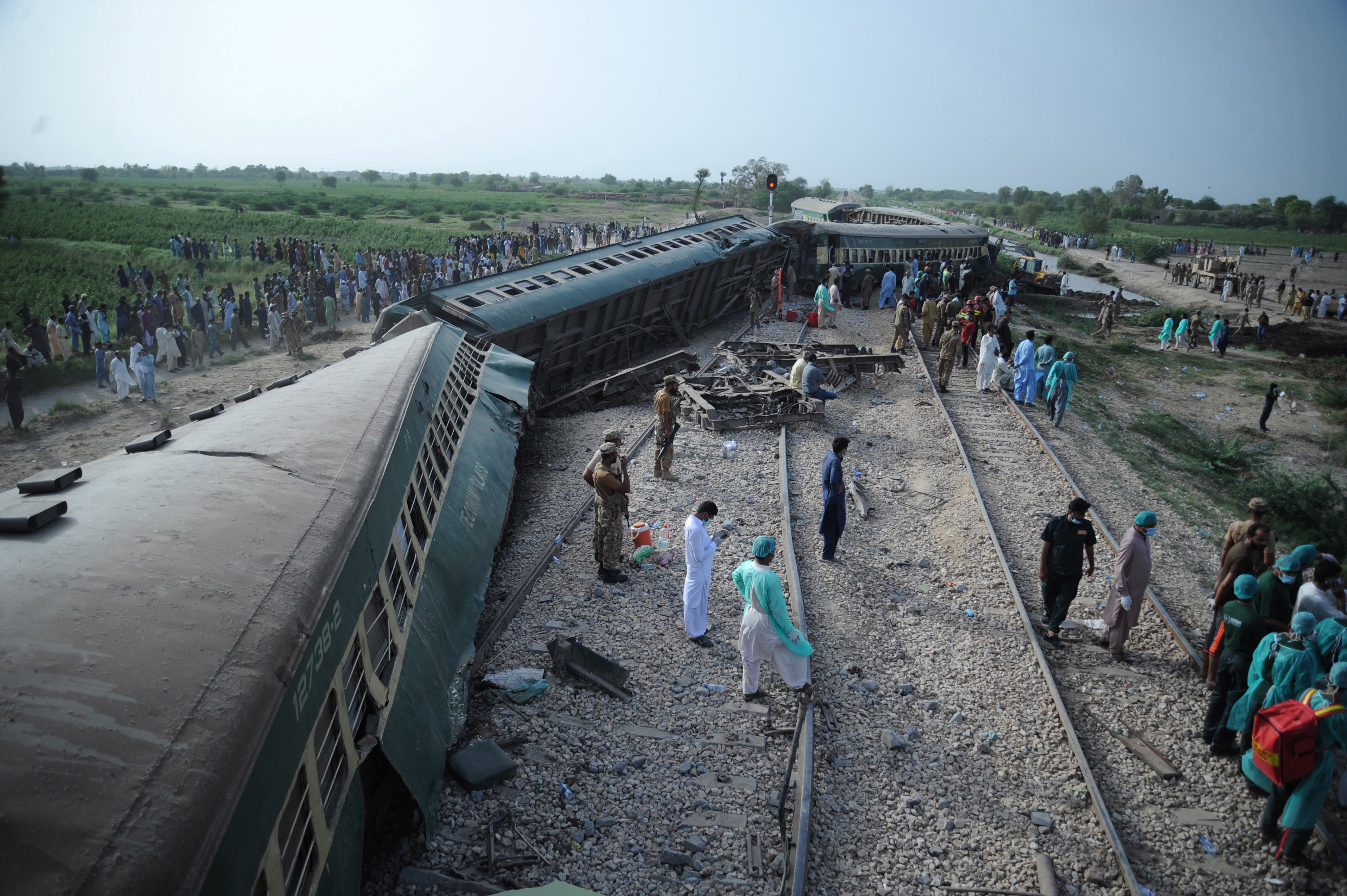 Sanghar (Pakistan), 06/08/2023.- Pakistani security and rescue officials inspect the derailed carriages of a passenger train in Sanghar, near Nawabshah, Pakistan, 06 August 2023. A train accident between Shahzadpur and Nawabshah in Pakistan has resulted in at least 30 deaths and dozens injured, according to a Police official. The Hazara Express train, carrying 950 passengers, derailed on its way from Karachi to Havelian. EFE/EPA/NADEEM KHAWER