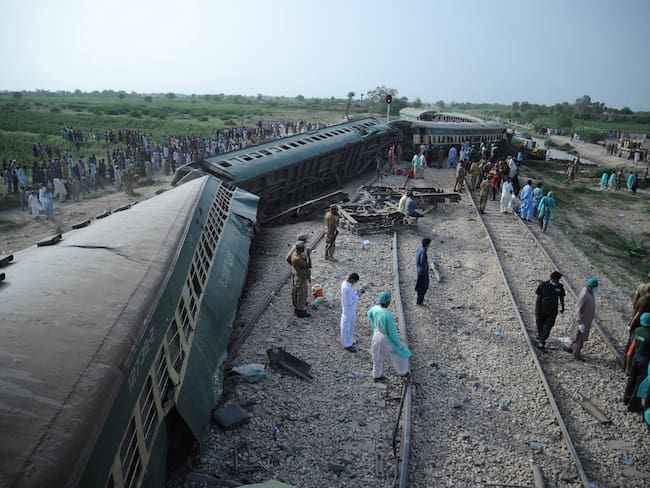 Sanghar (Pakistan), 06/08/2023.- Pakistani security and rescue officials inspect the derailed carriages of a passenger train in Sanghar, near Nawabshah, Pakistan, 06 August 2023. A train accident between Shahzadpur and Nawabshah in Pakistan has resulted in at least 30 deaths and dozens injured, according to a Police official. The Hazara Express train, carrying 950 passengers, derailed on its way from Karachi to Havelian. EFE/EPA/NADEEM KHAWER