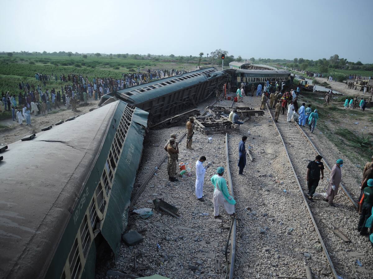 Descarrilamiento de tren en Pakistán deja al menos 28 muertos