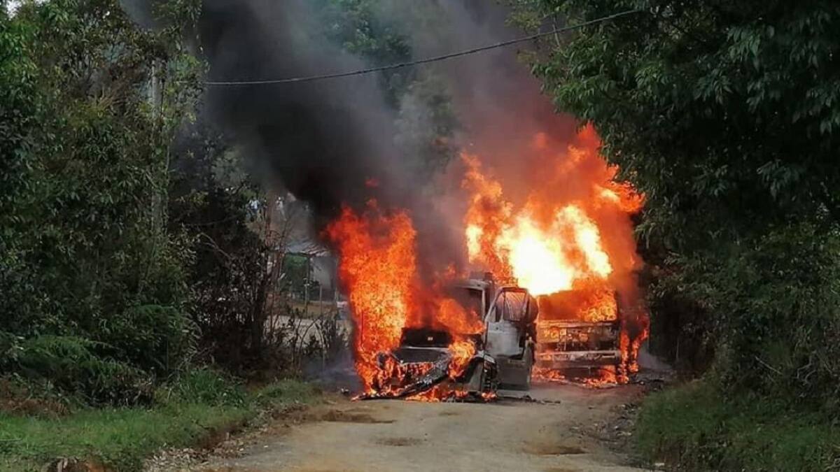Incineran dos vehículos que transportaban combustible en el sur del Cauca