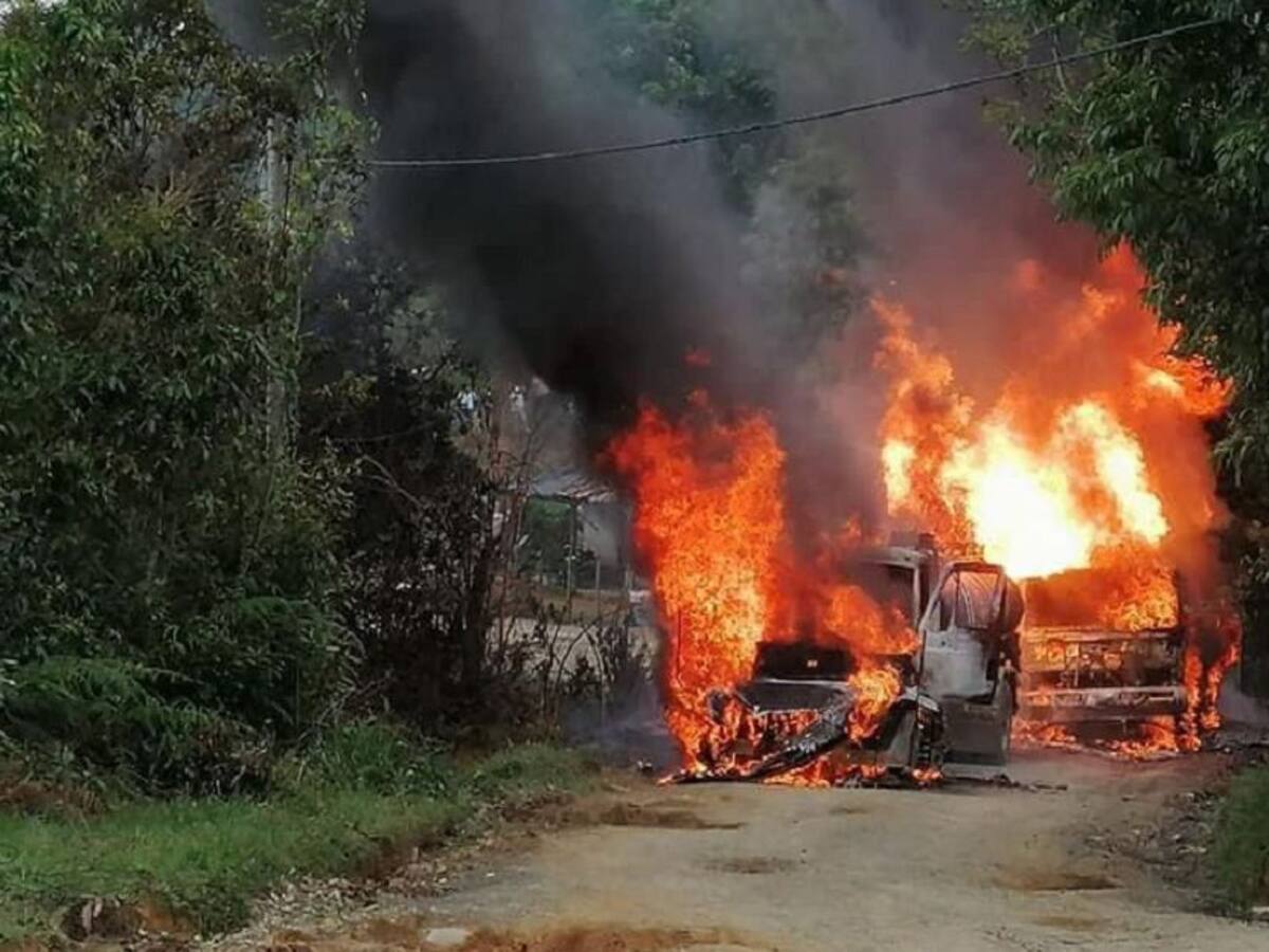 Incineran dos vehículos que transportaban combustible en el sur del Cauca