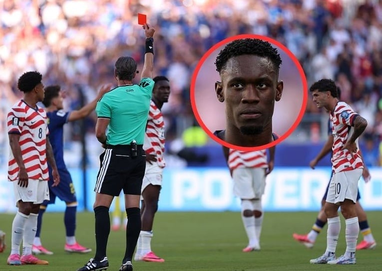 Momento en el que el árbitro Raphael Claus expulsó a Folarin Balogun / Getty Images