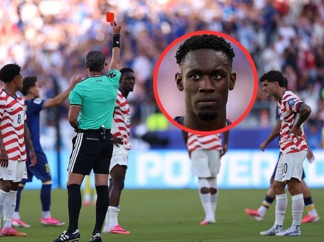 Momento en el que el árbitro Raphael Claus expulsó a Folarin Balogun / Getty Images