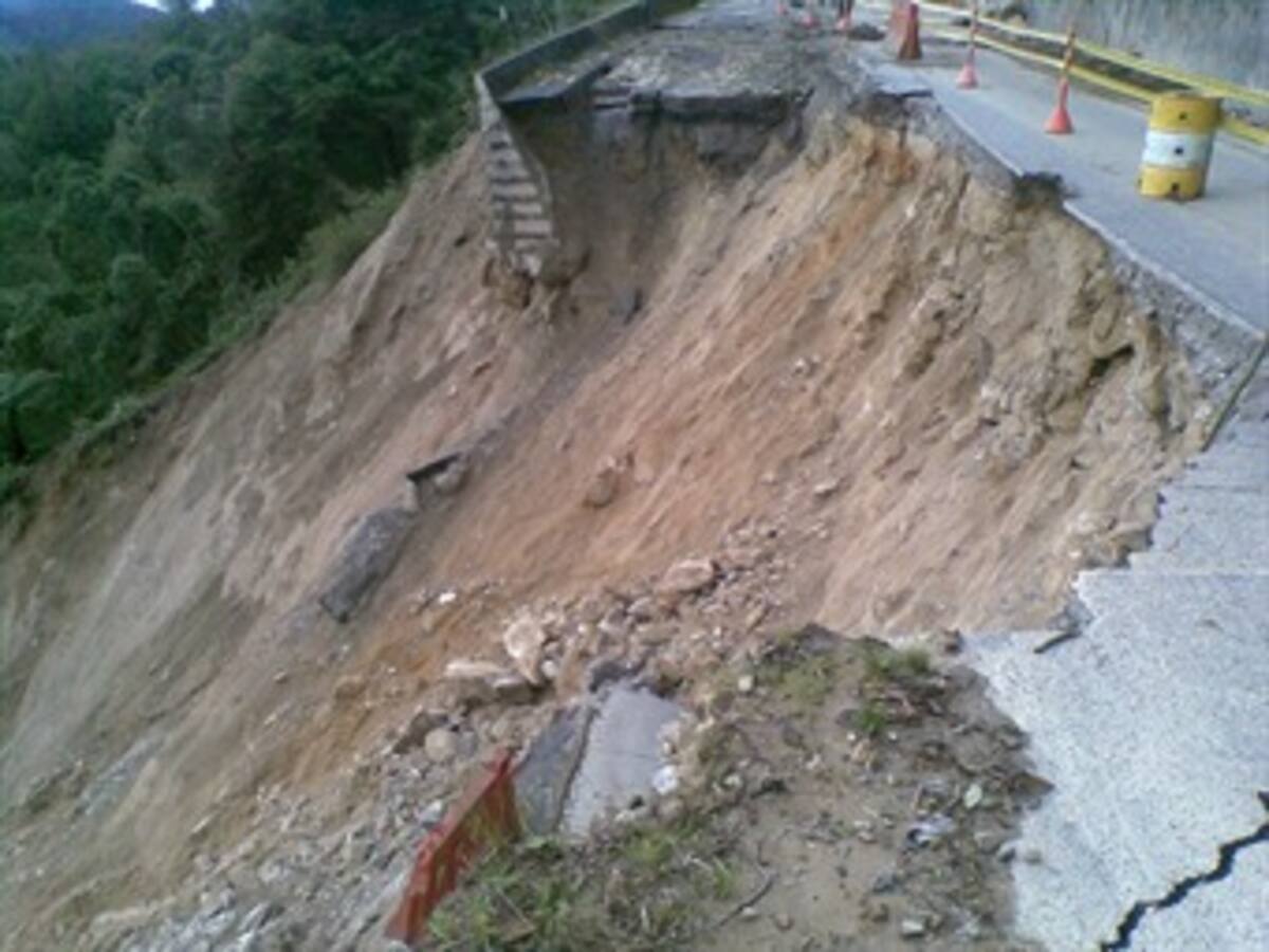 Colombia está bloqueda por pésimo estado de las vías a raíz del invierno, dicen camioneros
