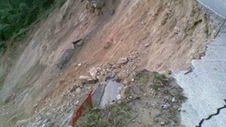 Colombia está bloqueda por pésimo estado de las vías a raíz del invierno, dicen camioneros