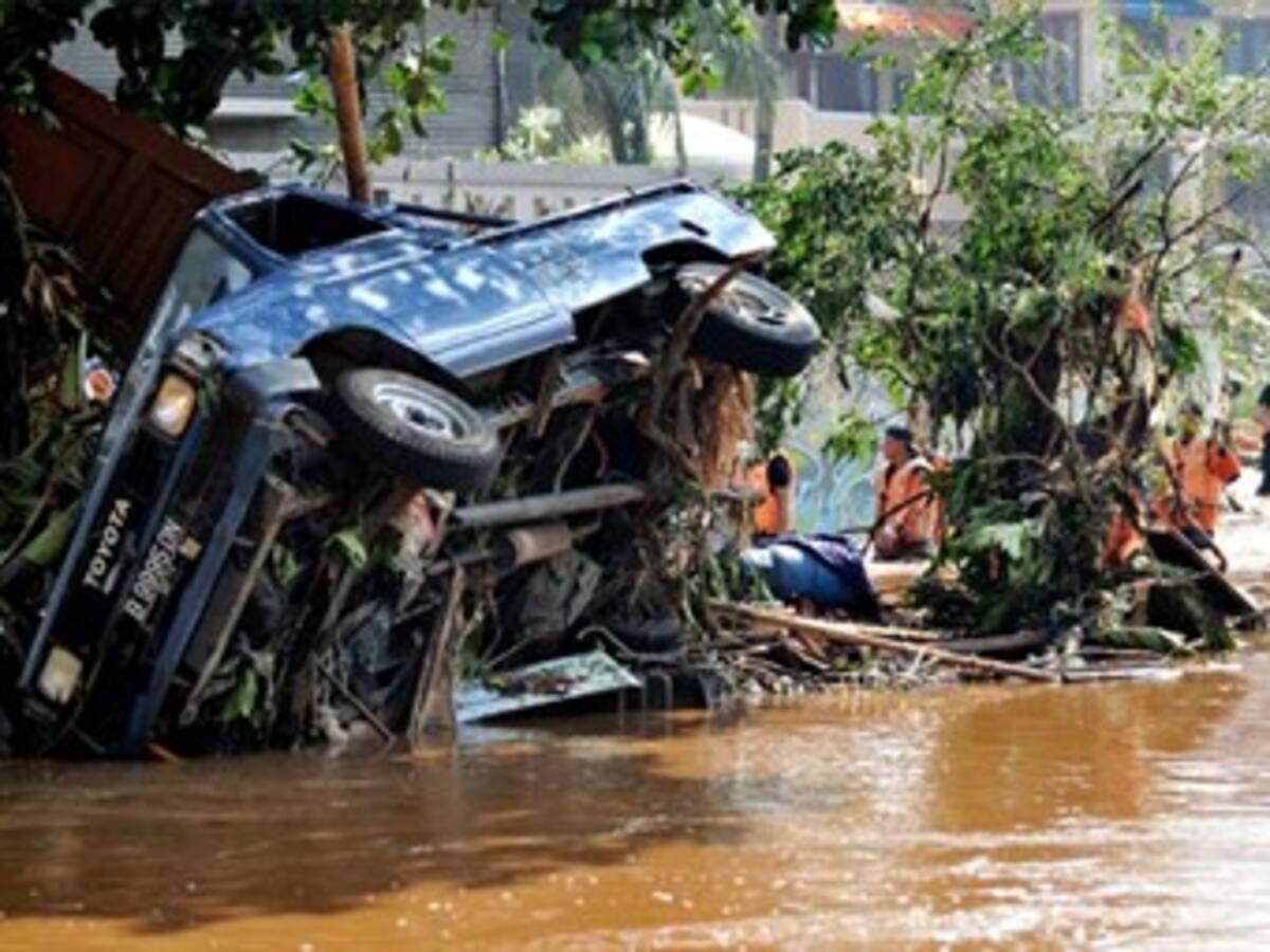 Al menos 50 muertos tras reventar una presa en Indonesia