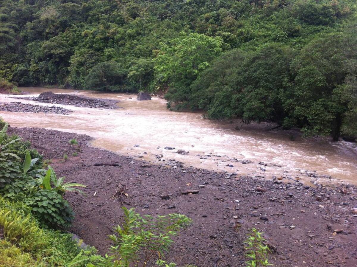 Sin peces y sin oro, sin árboles y hasta sin piedras quedó el Río Ágüita en Pueblo Rico.