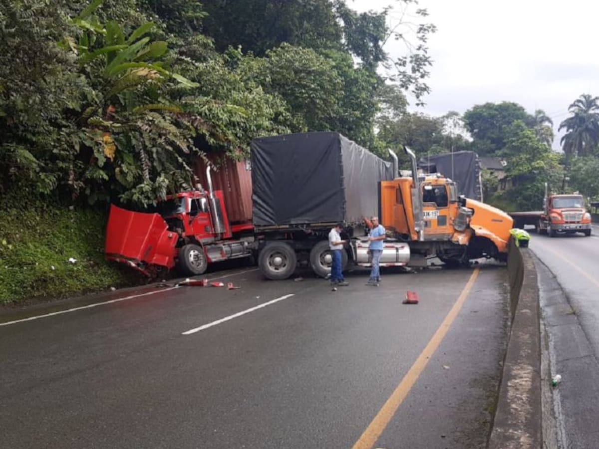 Cuatro tractocamiones colisionan en la vía Buga - Buenaventura