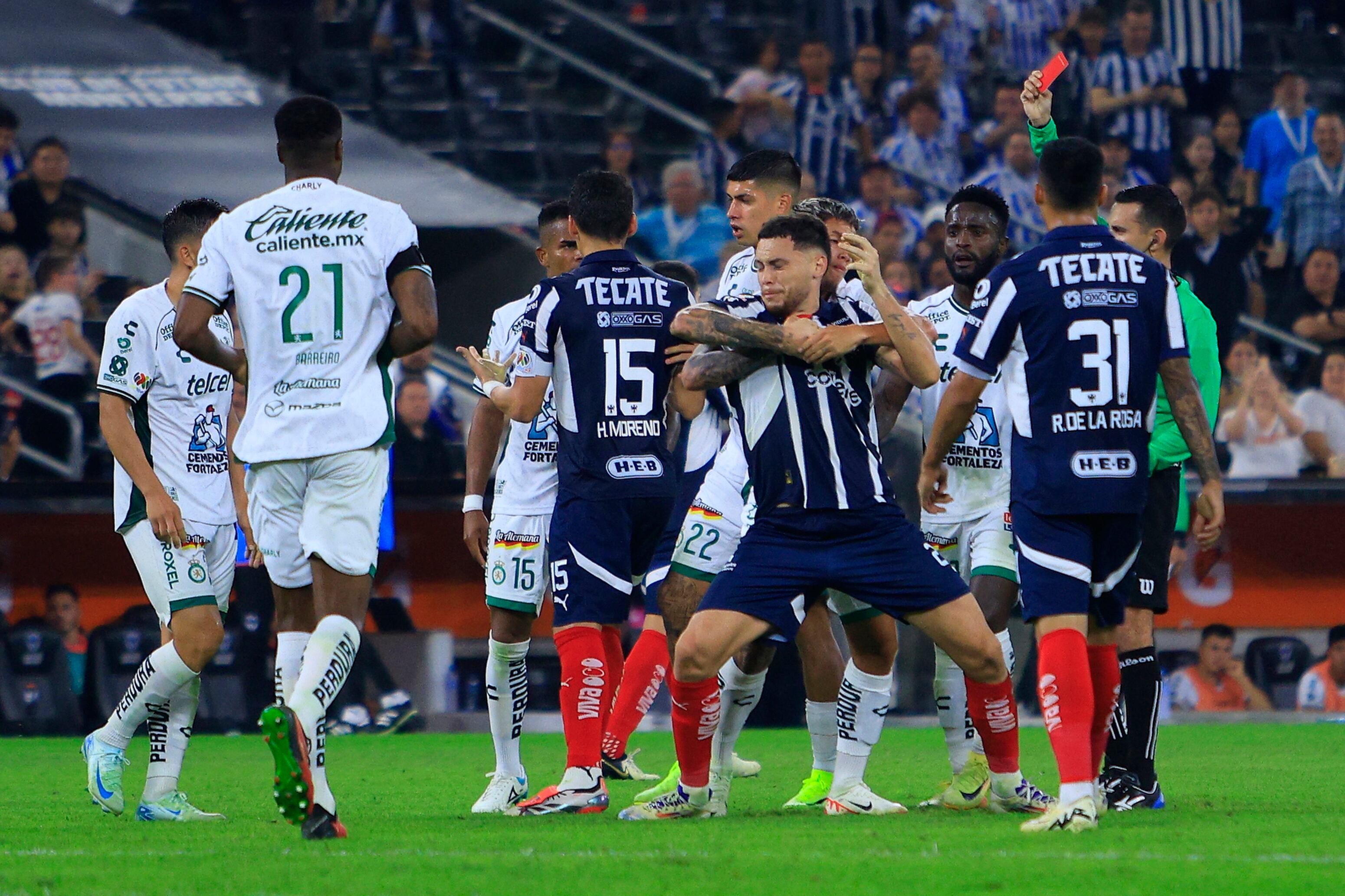 Pelea entre Edgar Guerra y Lucas Ocampos en el duelo entre Monterrey y León por el Torneo Apertura. (Photo by Alfredo Lopez/Jam Media/Getty Images)