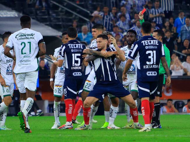 Pelea entre Edgar Guerra y Lucas Ocampos en el duelo entre Monterrey y León por el Torneo Apertura. (Photo by Alfredo Lopez/Jam Media/Getty Images)