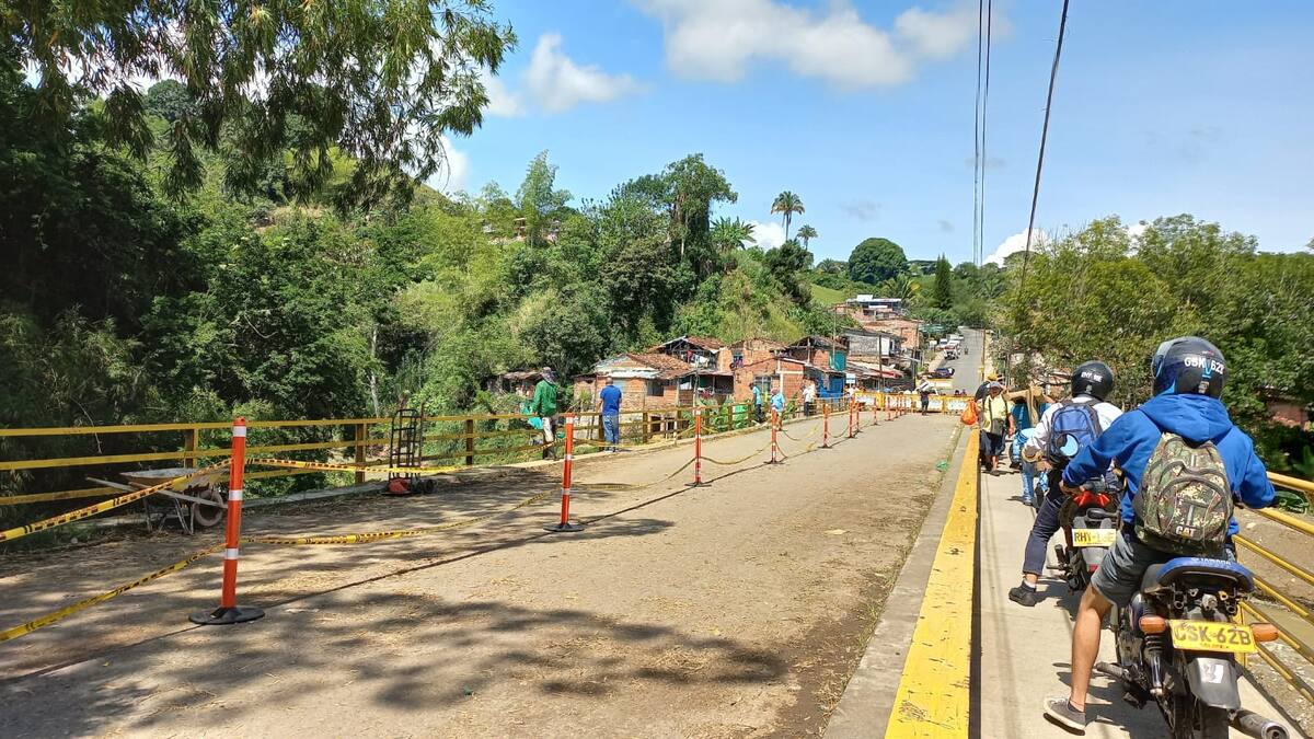Ministro de Transporte sobre puente Barragán