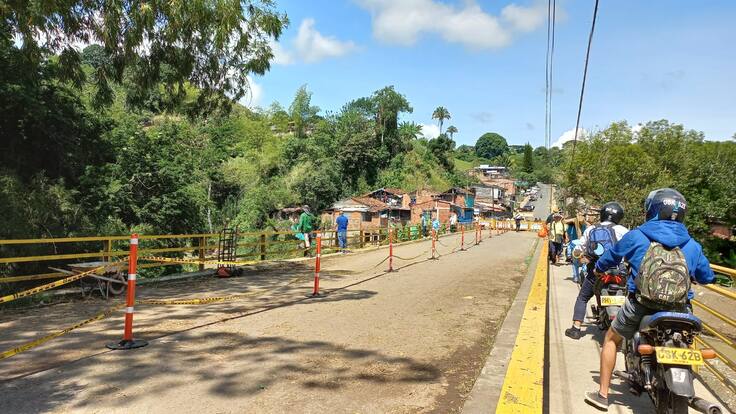 Ministro de Transporte sobre puente Barragán