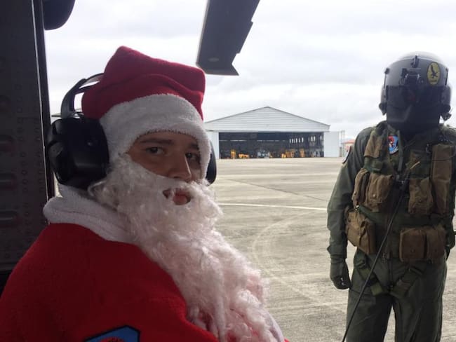 Papá Noel ahora se moviliza en helicóptero por Colombia
