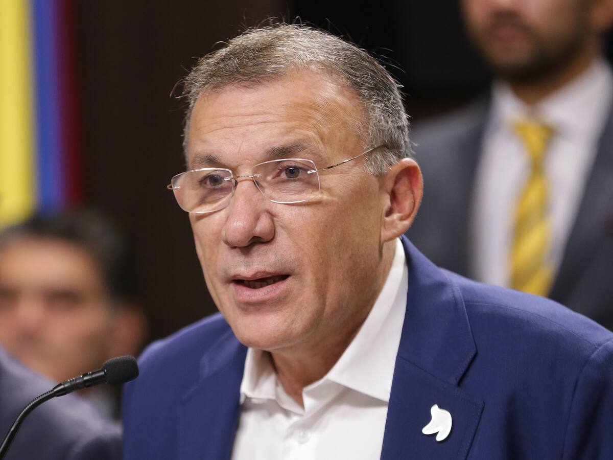 Así justifica Roy Barreras la búsqueda de un alto cargo para su hijo en el BID