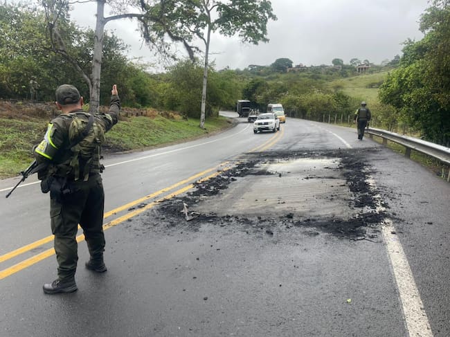 Tres vehículos fueron incinerados por hombres armados en la vía que comunica a Cali con el distrito de Buenaventura