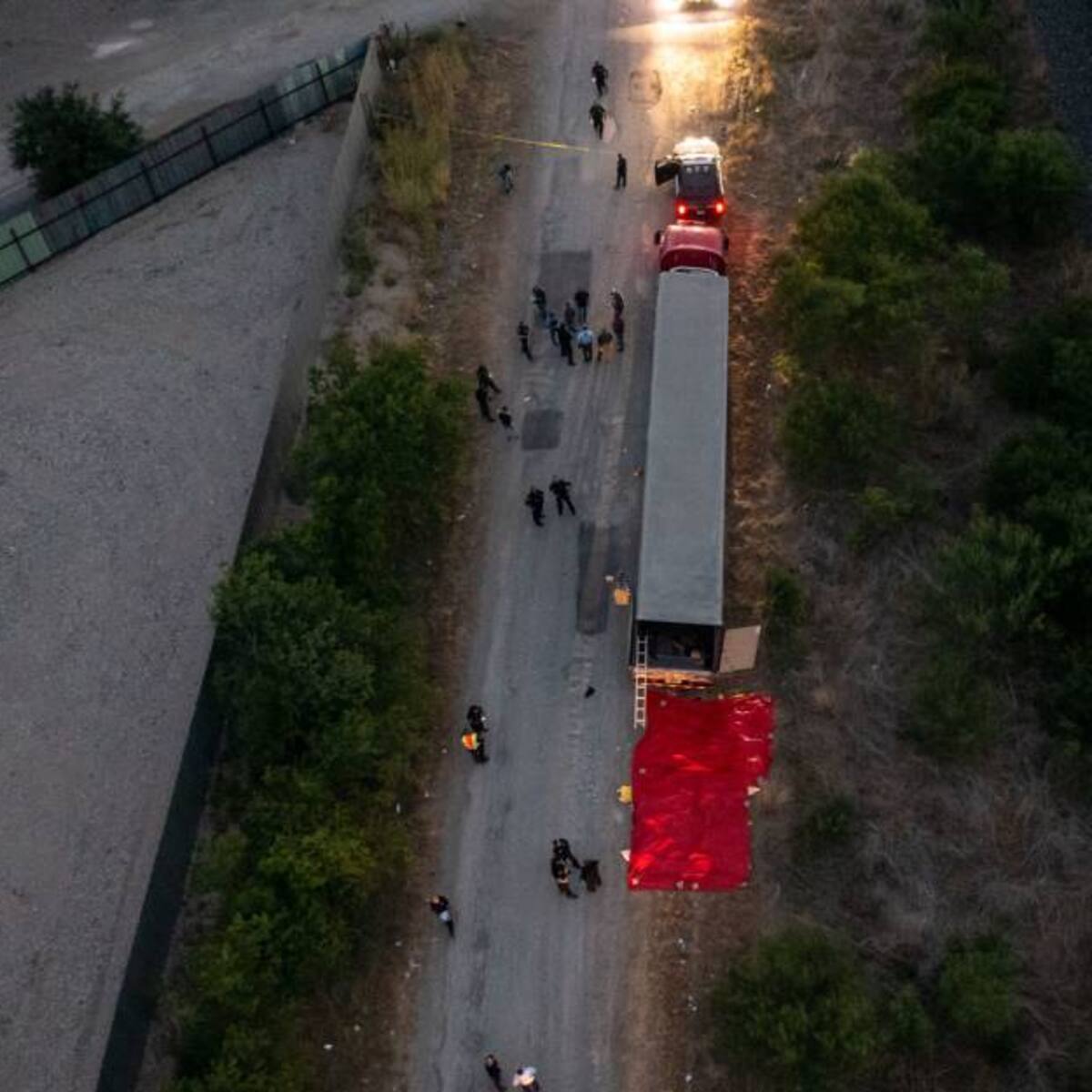 Aparecen más de 40 migrantes muertos dentro de un tráiler en San Antonio, Texas