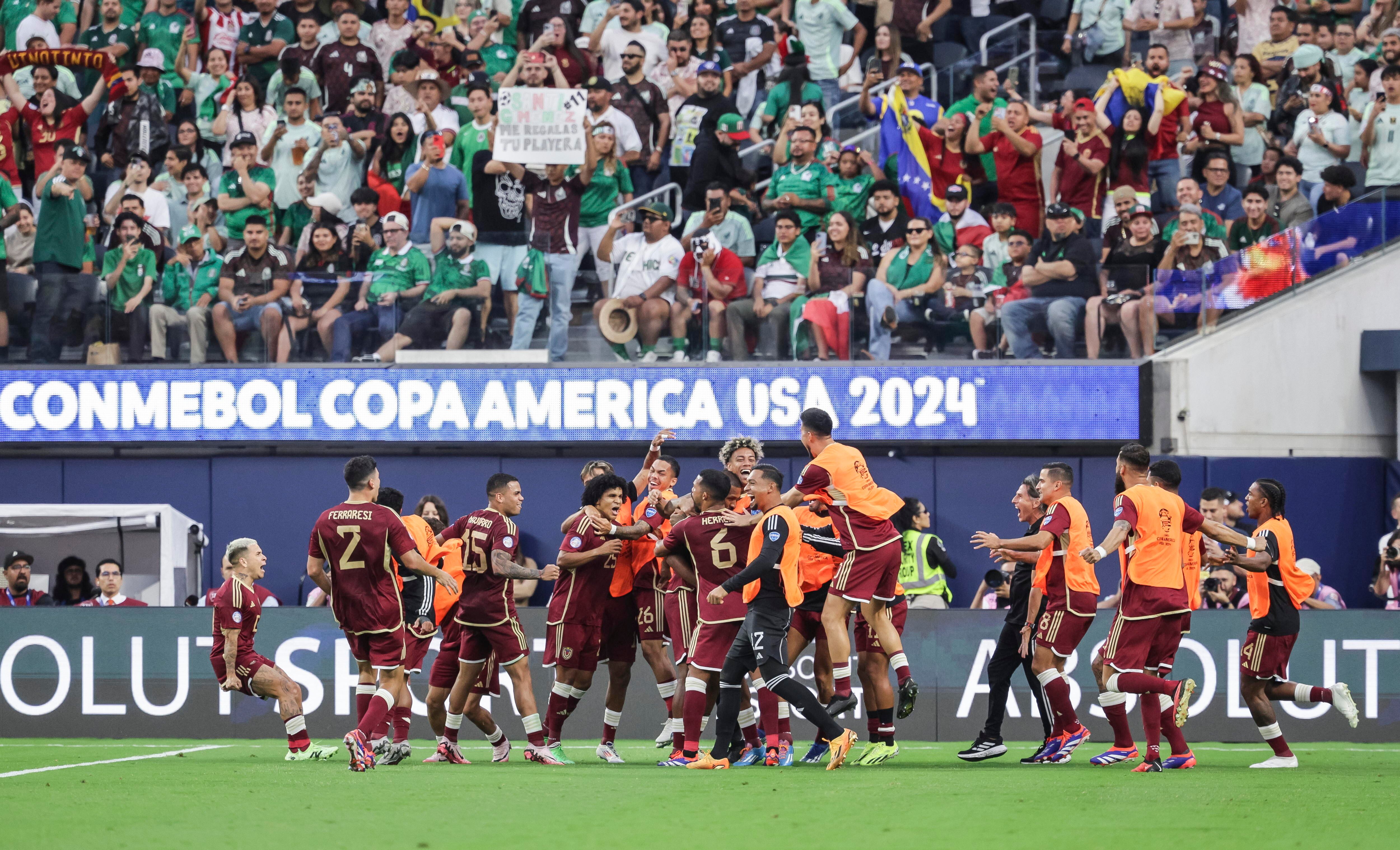 Inglewood (United States), 26/06/2024.- Venezuela celebrates a goal by Salomon Rondon which was scored on a penalty kick after a foul during the second half of the CONMEBOL Copa America 2024 group B soccer match between Venezuela and Mexico at SoFi Stadium in Inglewood, California, USA, 26 June 2024. EFE/EPA/ALLISON DINNER